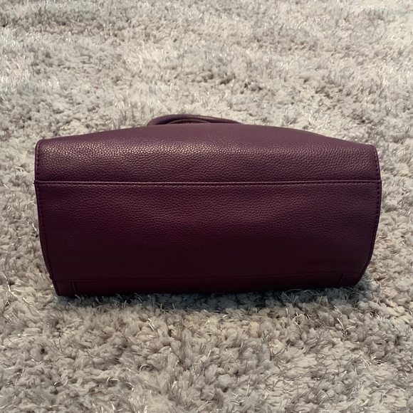 GUESS Purse / Handbag (12”x9”x6”) - Picture 10 of 16